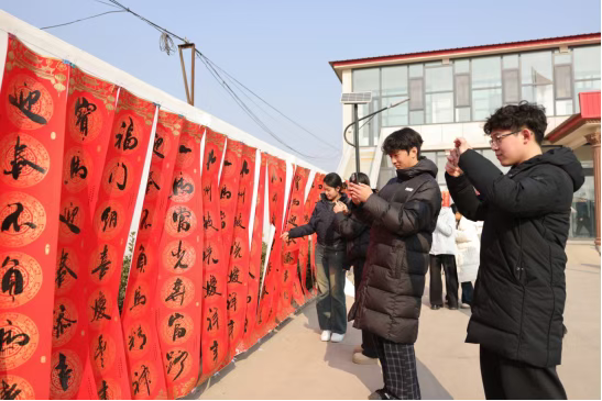 广宗：文艺惠民暖基层 春联墨香送祝福