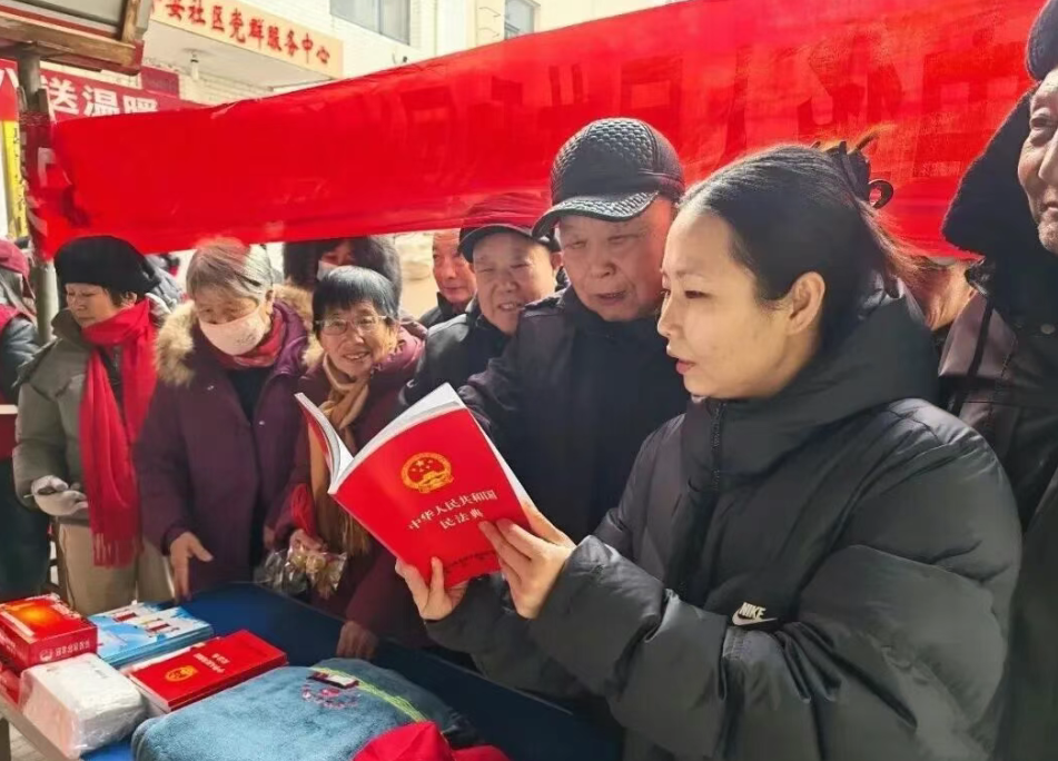 顺平：寒冬送暖 法治同行        