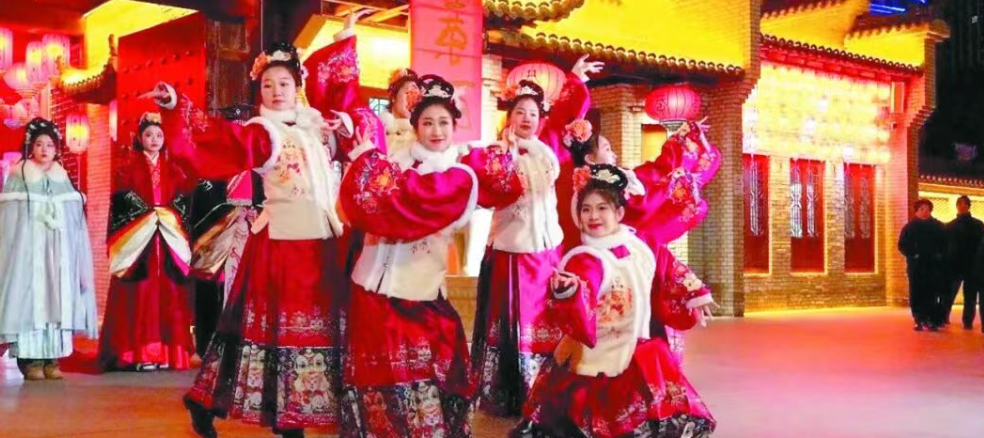 迎新春红韵满巷 观灯火光耀港城——海港区秦皇小巷年味儿渐浓情更浓